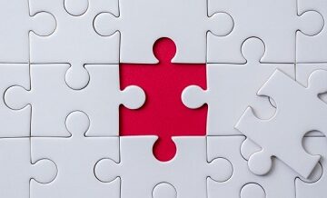 夫婦関係の修復を目指して努力を続けた後、最終的に「自分の気持ち」と「これからの提案」を伝える場面が訪れます。 この瞬間は、相手が「離婚か修復か」を最終判断するきっかけになるため、慎重に、そして誠実に伝える必要があります。 多くの人はこの場面で、次の2つのミスをしてしまいます。 1．相手を説得しようとする2．感情的に訴えすぎてしまう この2つは逆効果です。大切なのは「自分の本音」を率直に伝え、プレッシャーを与えない形で「これからの具体的な提案」をすることです。 ■ 本音と未来提案の伝え方 【1】本音を率直に伝える ● どうしてやり直したいのか ただ「離婚したくない」と言うだけでは不十分です。「なぜやり直したいのか」を明確にし、相手にあなたの思いの深さと誠実さを感じてもらいます。 「あなたとやり直したいのは、今でも家族としての絆を大切に思っているからです」「これまで自分の至らない点がたくさんあったけれど、あなたとだからこそ乗り越えたいと心から思っています」 ● 相手の気持ちを理解していることも伝える 「あなたが今、不安や不満を抱えているのもわかっています」と添えると、相手は理解されていると感じて心を開きやすくなります。 【2】自分が変わったポイントを伝える 単に「気持ちがある」だけでは相手は納得しません。「自分がどのように変わったのか」を具体例を交えて伝えることが大切です。 「あなたの意見に耳を傾けられるよう努力してきました。最近は感情的に反応するのではなく、まず聞くことを実践しています」「家事や子育ての負担について、積極的に手伝うようになりました」 変化は「行動」で示し、それを相手に言葉で伝えるのが効果的です。 【3】未来に向けた具体的提案をする 最後に、これからどうしていきたいかを相手と一緒に考えられる「提案」をします。このとき、強制や押しつけにならないよう注意します。 「まずは週に1回、落ち着いて話す時間を作りませんか？」「もしよければ、夫婦カウンセリングに一緒に行ってみるのはどうでしょう？」「すぐに答えを出さなくていいので、しばらく距離を置きながら考えてもらえますか？」 提案は「選択肢」として出すと、相手の自由を尊重する印象を与えられます。 【このステップでの注意点】 相手を説得しようとしない（説得はプレッシャーになる） 相手の返事を急かさない（考える時間を尊重する） 感情的にならない（冷静に、誠実に話す） 自分の望みだけを押しつけない（相手の立場や気持ちも考慮する）